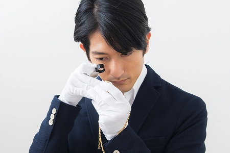 査定している様子