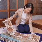 着物を査定する様子
