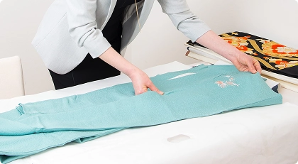 着物を査定する様子