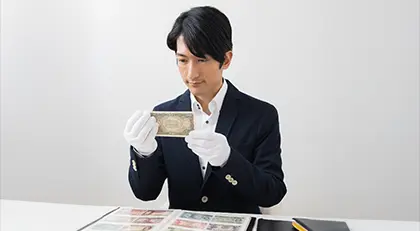 骨董品を査定する様子