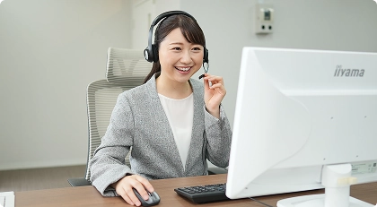 電話を受けているカスタマーセンターの様子