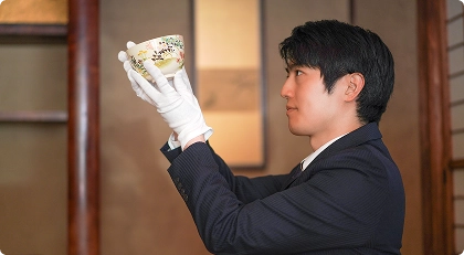 骨董品を査定する様子