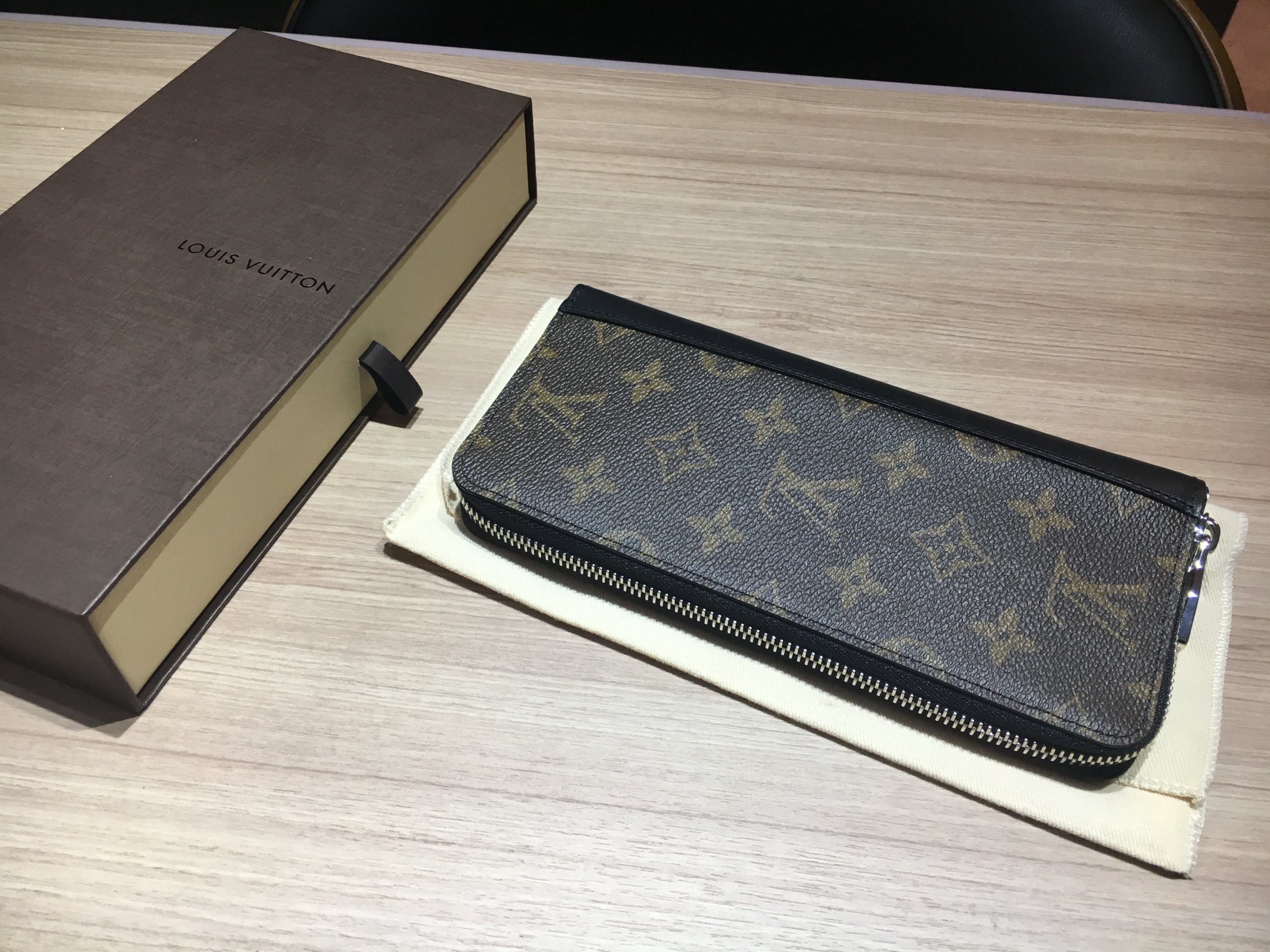 ルイヴィトン マカサー ジッピーウォレット・ヴェルティカルの買取なら
