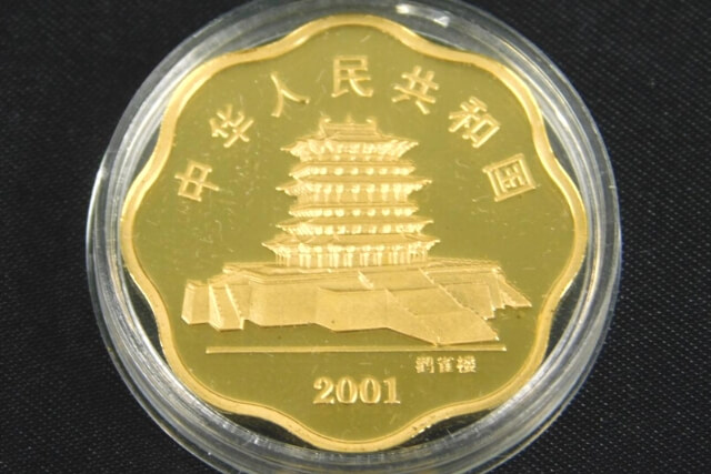 【中国十二支金貨】蛇年記念200元金貨梅花型（2001年銘）の特徴や市場価値を解説