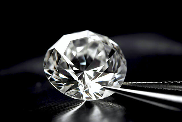 素人でも本物のダイヤモンドを見分けられる？買取相場も詳しく解説