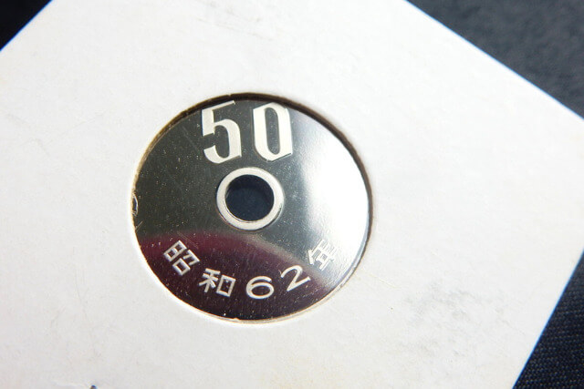 50円玉でもレアだと高額買取が可能？種類やエラーコインの特徴を解説