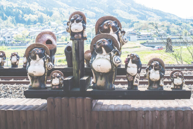 たぬきの置物の意味をわかりやすく解説！ご利益や信楽焼の秘密とは？