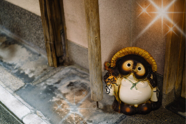 たぬきの置物の意味をわかりやすく解説！ご利益や信楽焼の秘密とは？