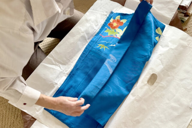 たとう紙を使った着物の包み方