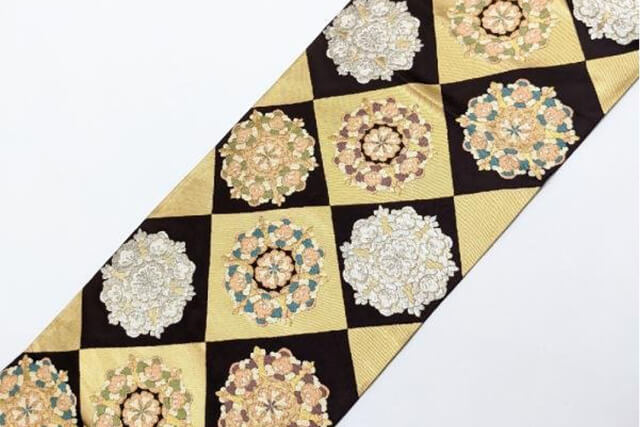 高額で売買される白綾苑大庭の帯は？