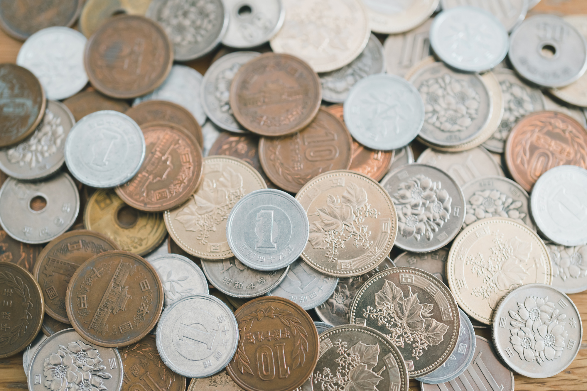 エラーコインの価値はいくら？種類別相場と見分け方、高く売る方法を解説