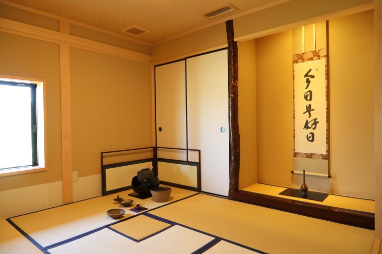 掛軸の「風帯」とは？垂れ下がる布の役割と、価値を損なわない扱い方を解説