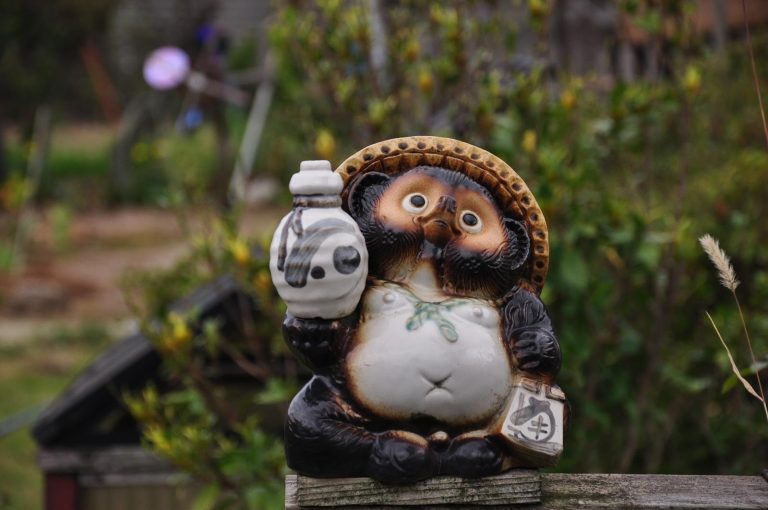 たぬきの置物の意味と効果を解説！信楽焼が縁起物として愛される理由と価値