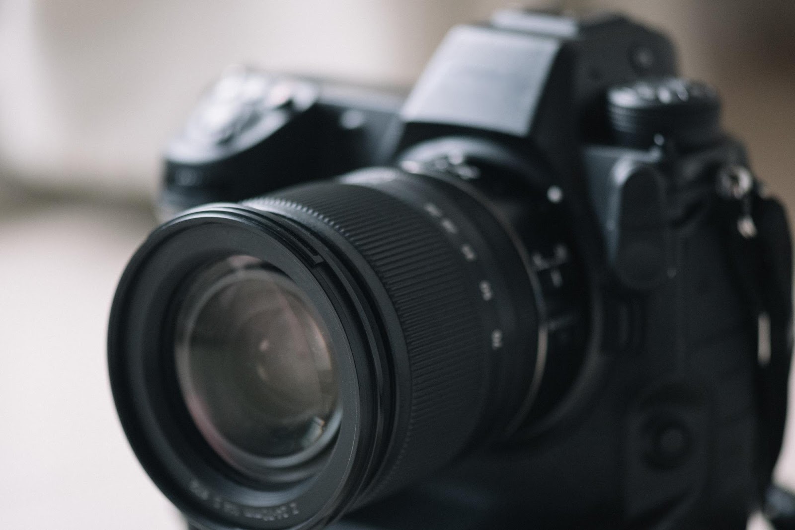 【2025年版】カメラメーカー徹底比較！Canon、SONY、Nikonなど主要10社の特徴と選び方