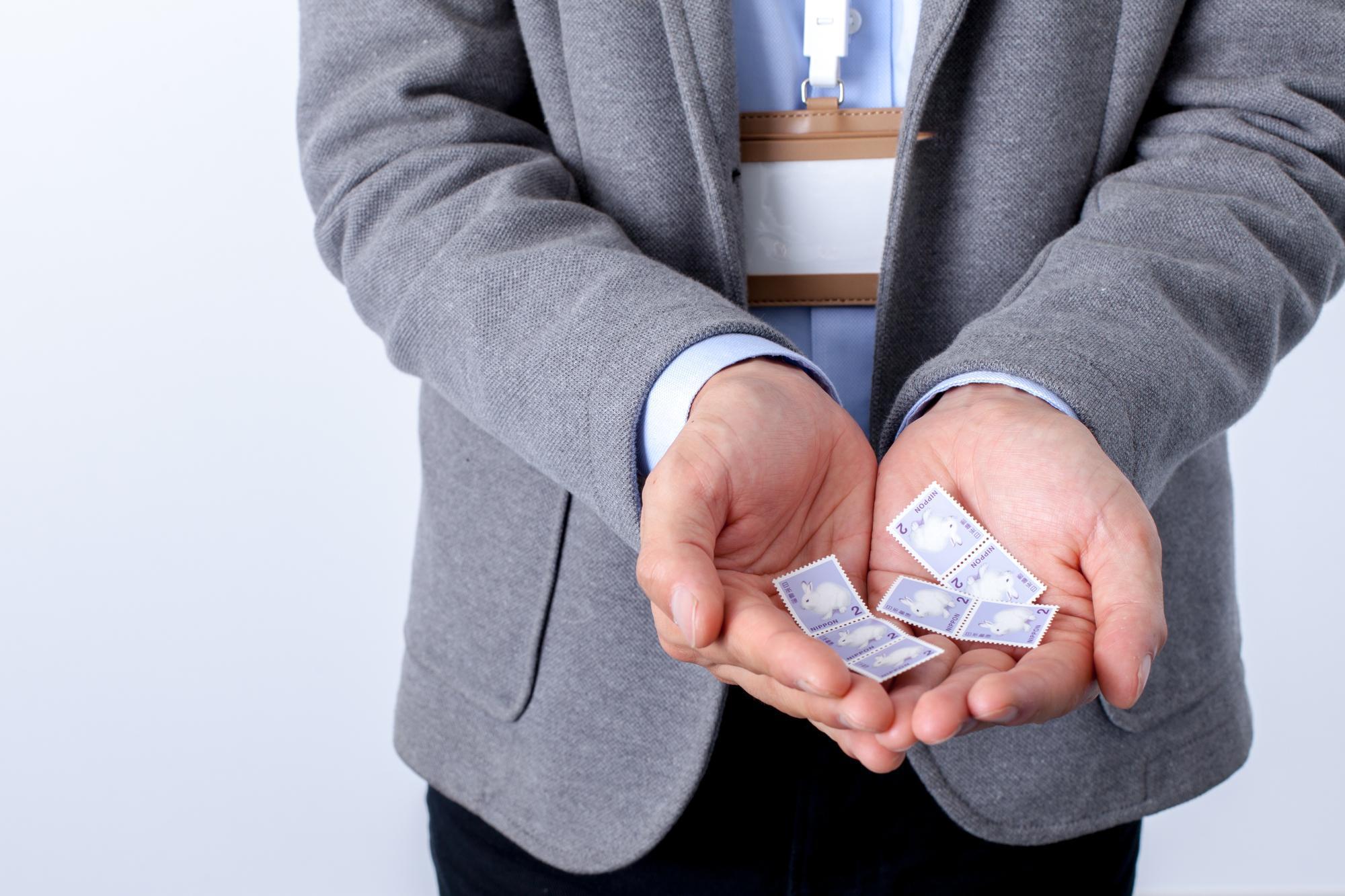 【一覧】切手で買えるものは？郵便局で支払い・交換できる/できない事を徹底解説