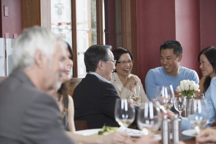 貴賓席で行われる宴