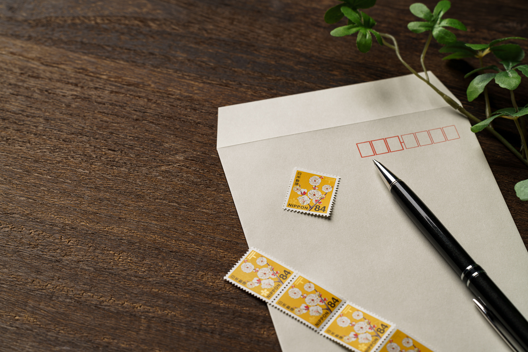 【切手の選び方とマナー】招待状からお悔やみまでTPO別に解説