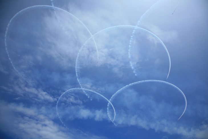 ブルーインパルスが空に描く五輪