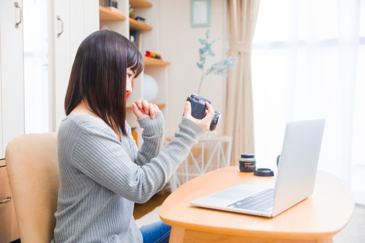 カメラの様子をチェックする女性
