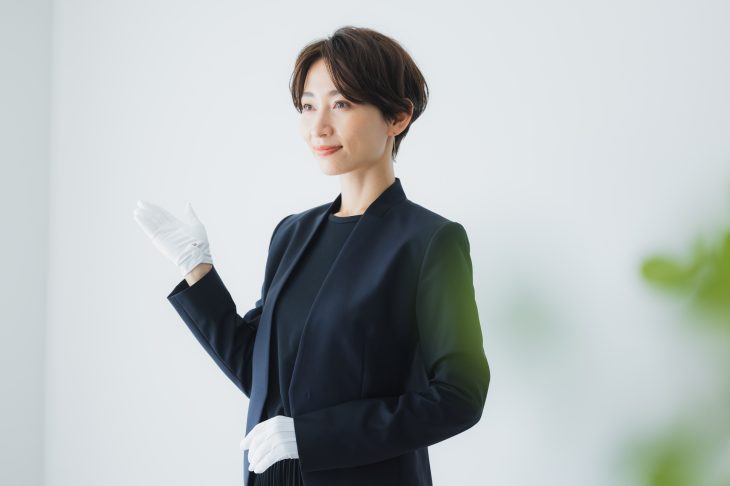 白手袋をした女性査定士