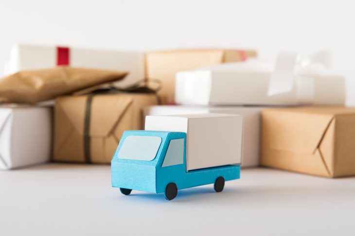 クラフト紙で作ったトラックや荷物の画像