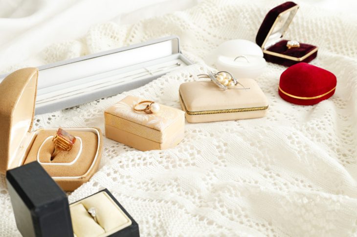 個別に収納されたジュエリー