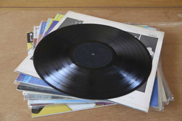 ジャケット入りのLPレコードの上に、レコード本体が乗っている画像