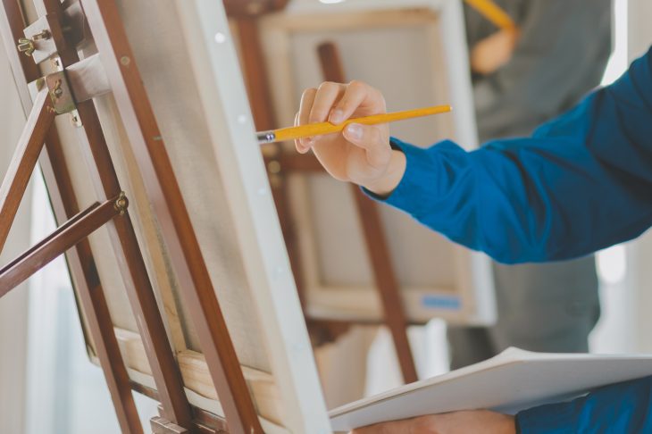 絵を描いている人の手元