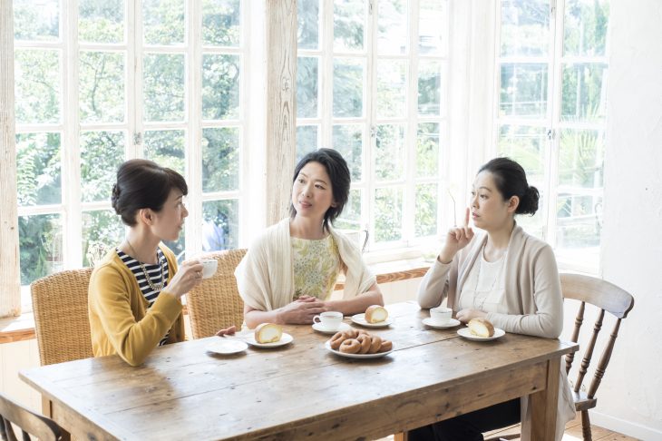 お茶会を楽しむ3人の女性
