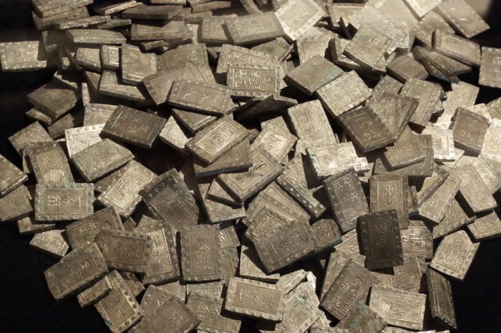 山積みになっている一分銀