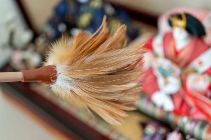 人形用を毛ばたきでお手入れ