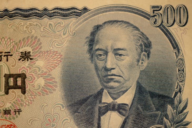 500円札の肖像を拡大している