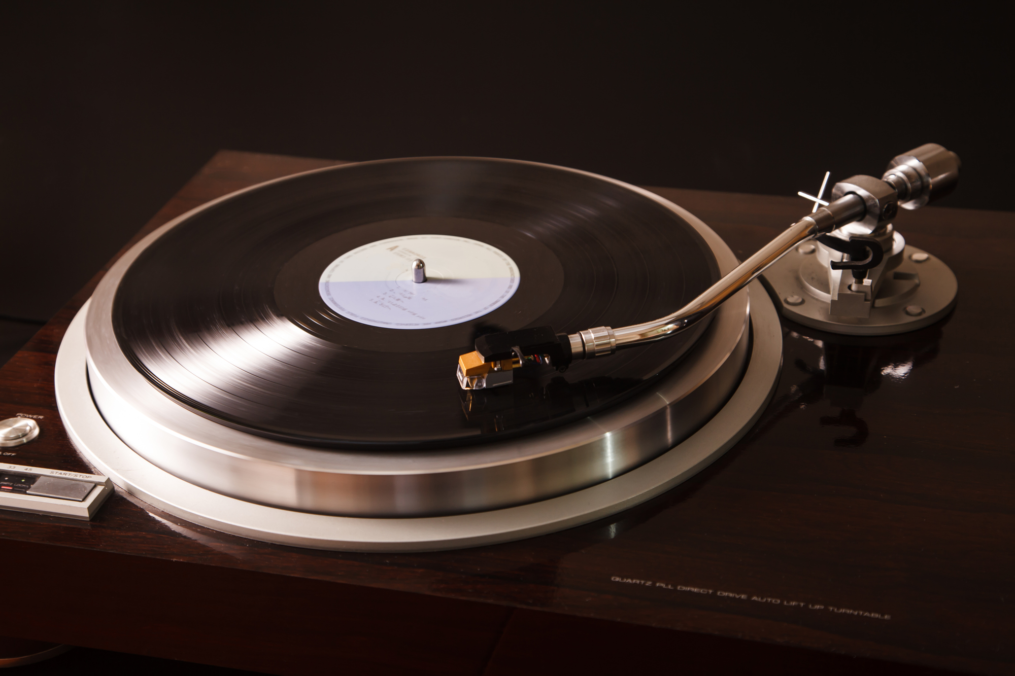 レコードの仕組みを徹底解説！音が鳴る原理から買取のポイントまで