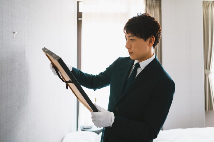 絵画を念入りにチェックしている人