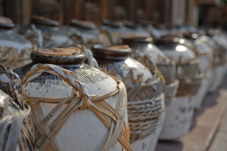 ずらりと並ぶ酒のかめ