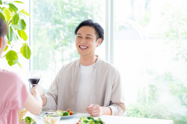 食事を楽しむカップル