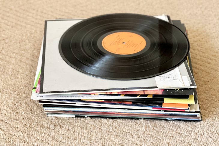 積み重ねたレコード