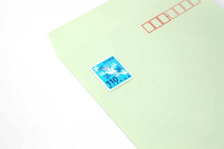 シンプルな封筒に切手が1枚貼られている写真