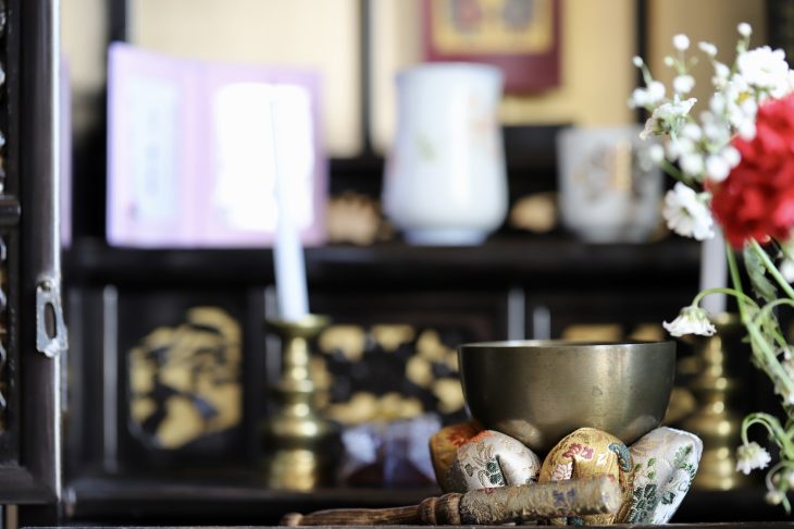 おりんに焦点が当たった仏壇の写真