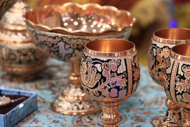 複雑な装飾が施されている食器類