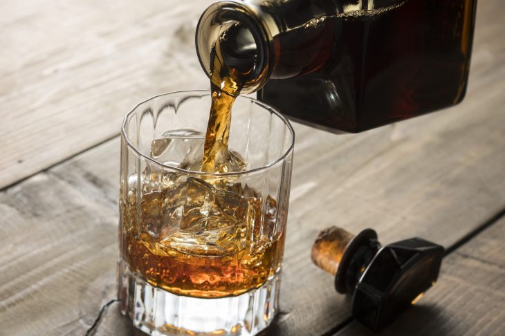 グラスに注がれるウイスキー