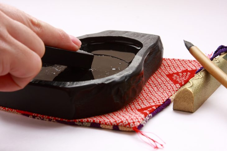 墨の入ったすずりと筆