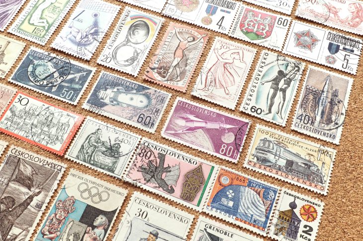 使用済み切手を並べた様子
