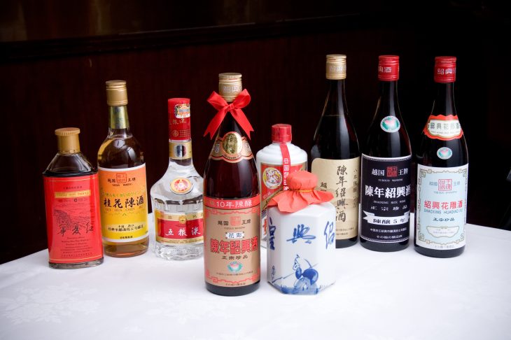 テーブルに並べられたさまざまな中国酒