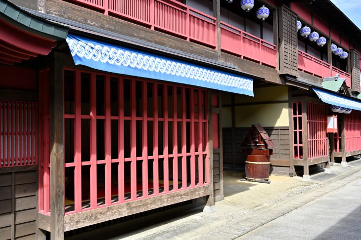 格子が赤く塗られている吉原の建物