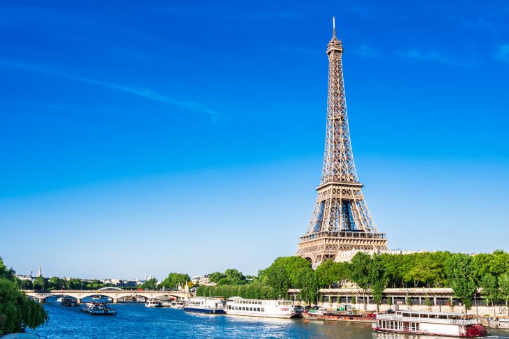 パリを象徴するセーヌ川とエッフェル塔