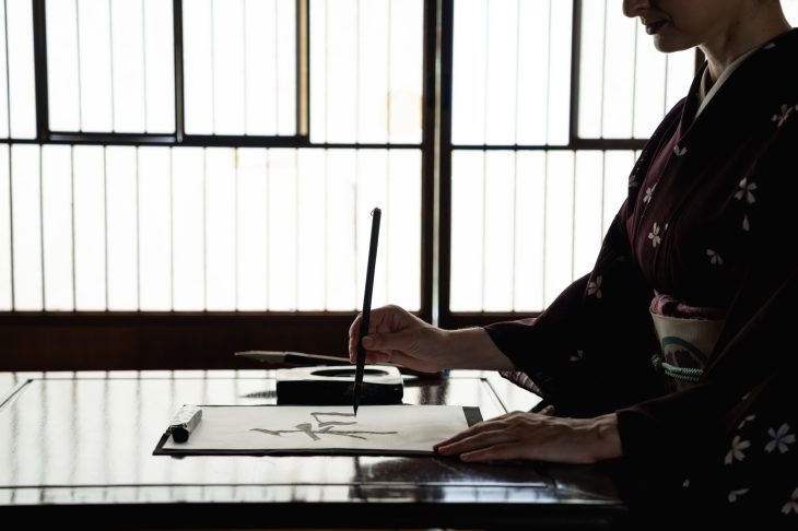 書道を楽しむ人の手元