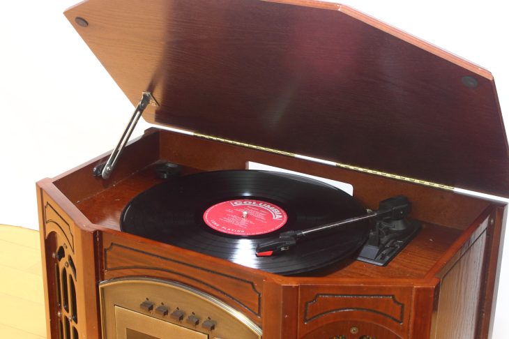 木製のレトロなプレーヤーLPレコードを再生している写真