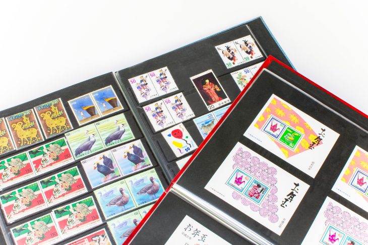 アルバムにきれいに保管された切手