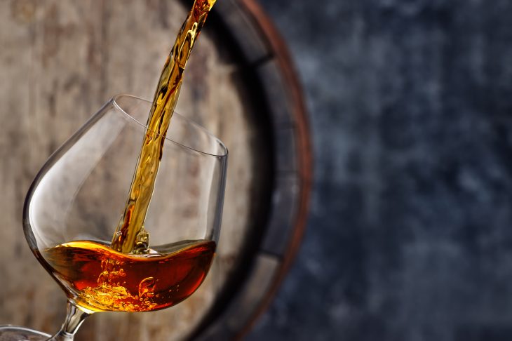 グラスに注がれるコニャック